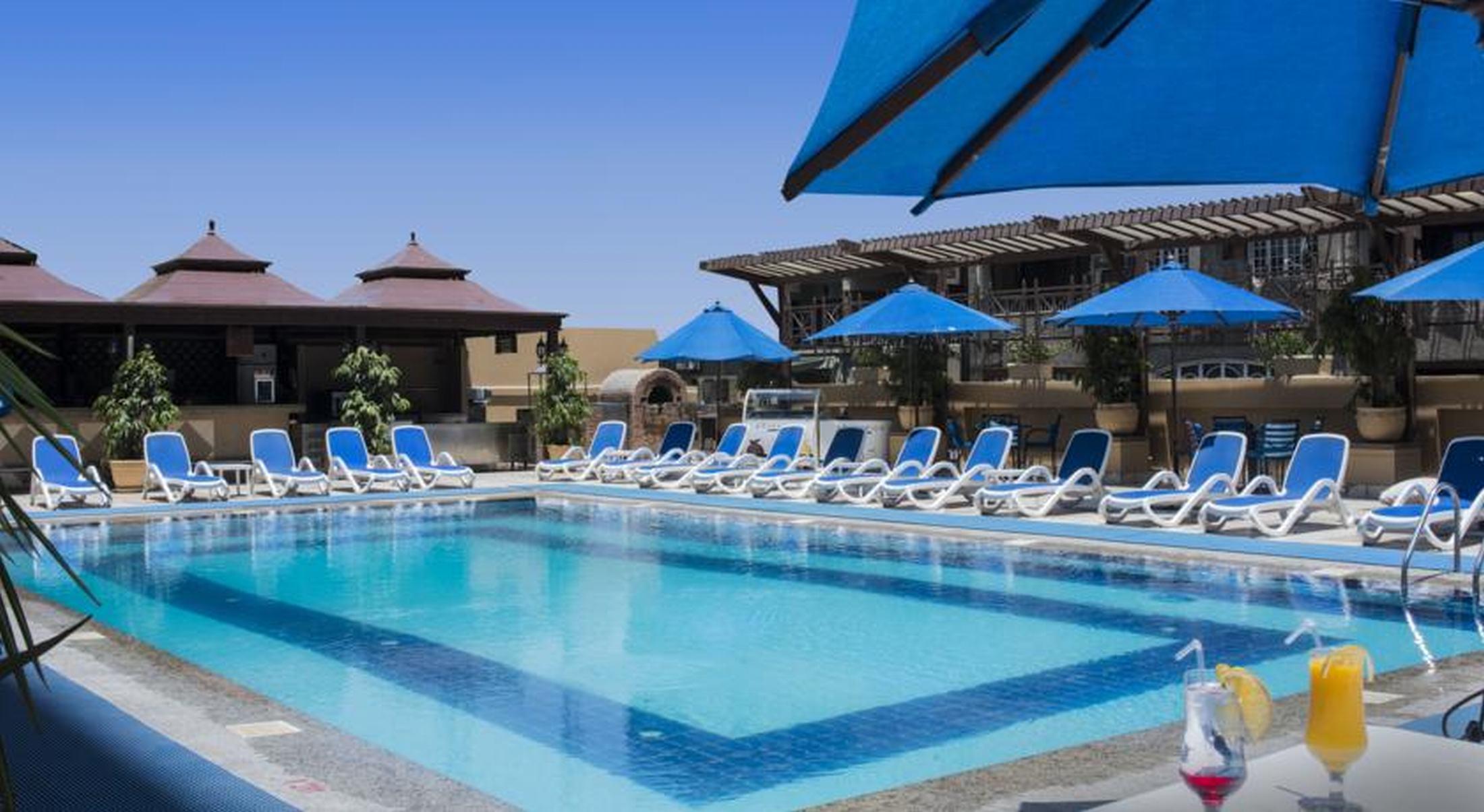 Safir Hotel Cairo Giza Exterior foto The pool at the hotel