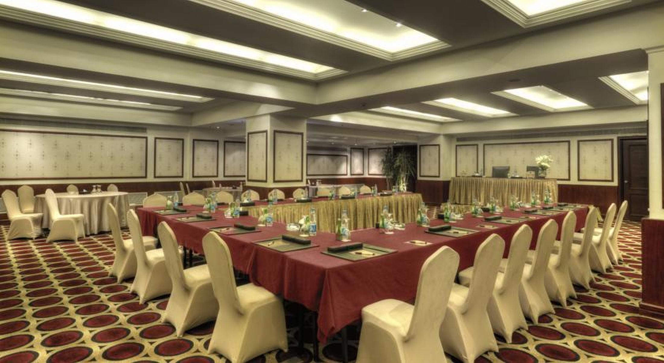 Safir Hotel Cairo Giza Exterior foto The Royal Meeting Room
