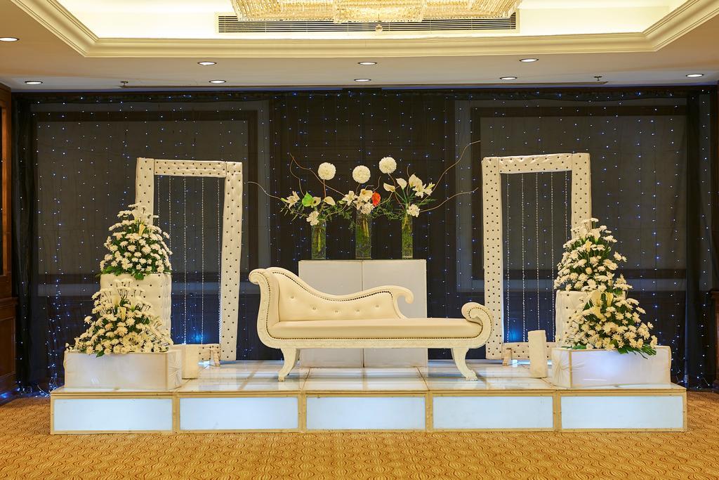 Safir Hotel Cairo Giza Exterior foto A modern Malay wedding stage