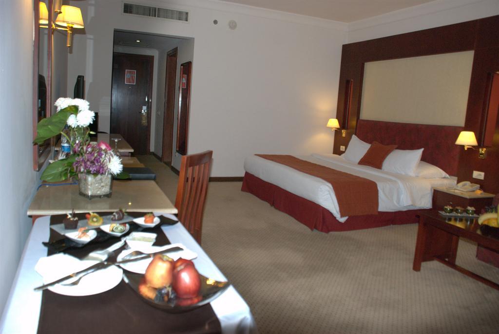 Safir Hotel Cairo Giza Zimmer foto A room at the hotel