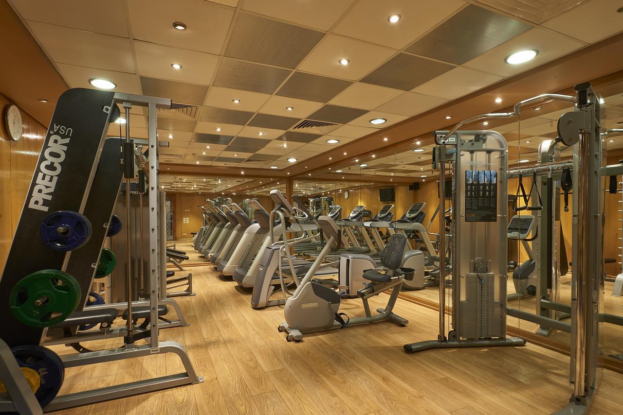 Safir Hotel Cairo Giza Exterior foto The photo shows a well-equipped gym with various exercise machines. There are several cardio machines lined up, including treadmills, stationary bikes, and elliptical trainers. Strength training equipment is also present, including a multi-functional